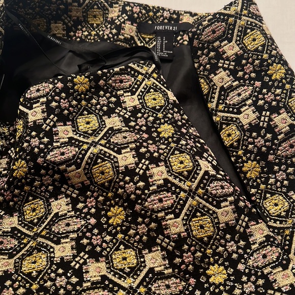 U12- Forever 21 Black Shorts High Waist Gold Metallic Stitch Side Zip Size Small - Picture 8 of 11